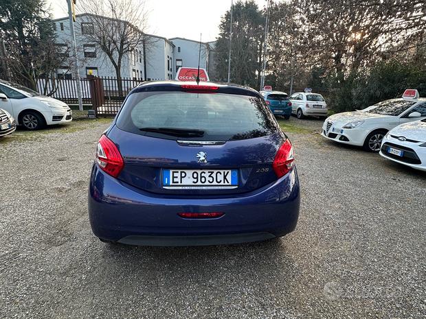 
								Peugeot 208 1.2 VTi 82 CV 5 porte Allure full									